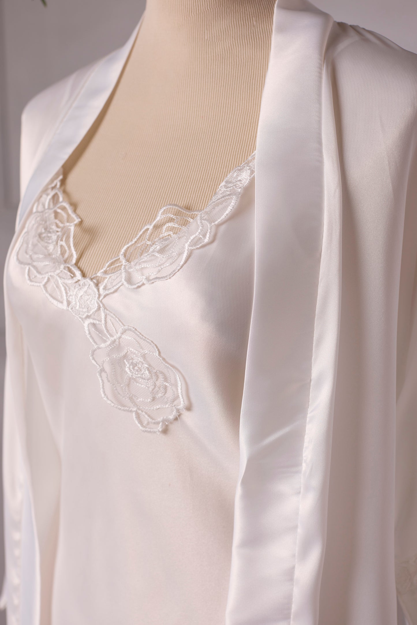 Ivory Short Nightdress and Dressing Gown with Lace