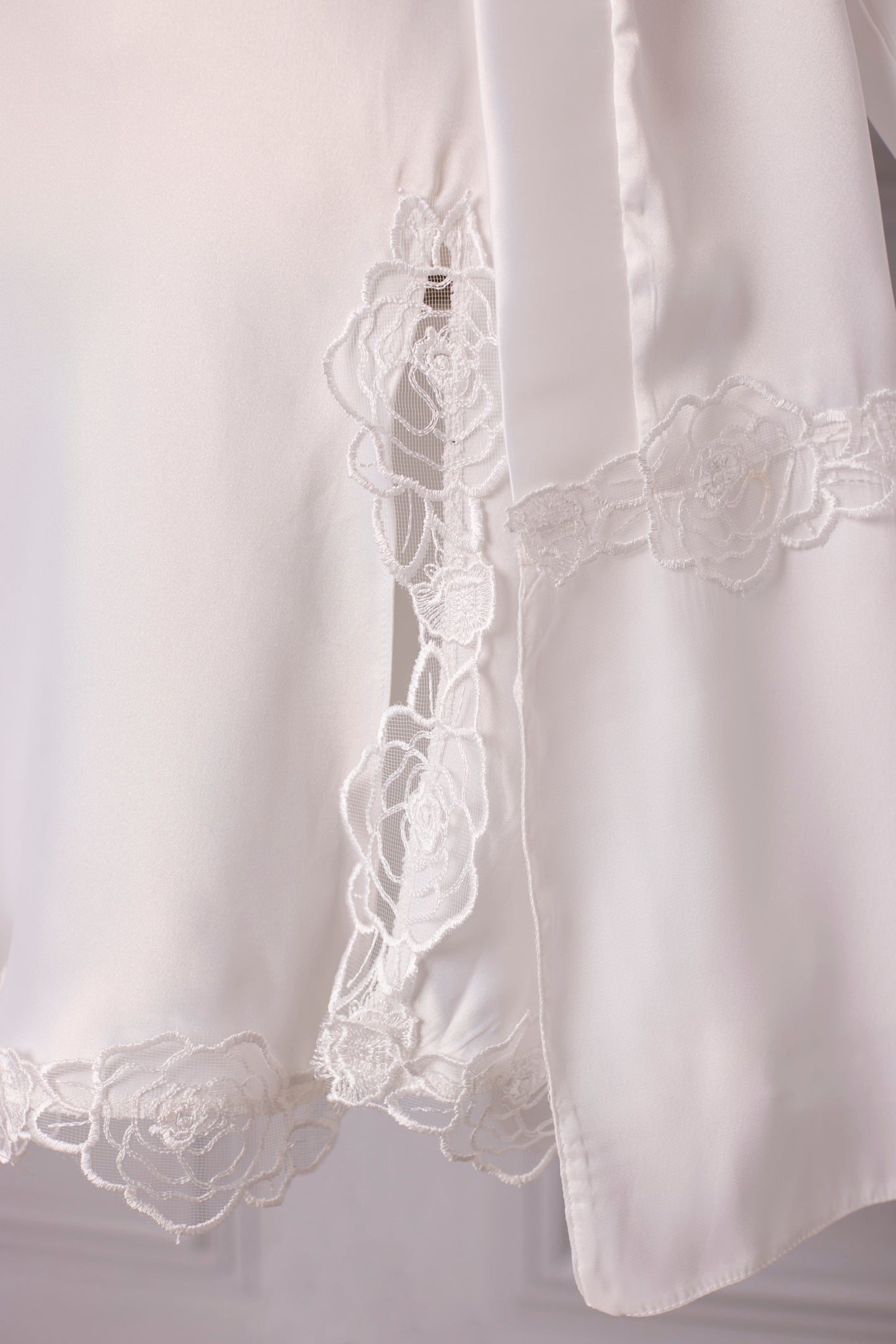 Ivory Short Nightdress and Dressing Gown with Lace